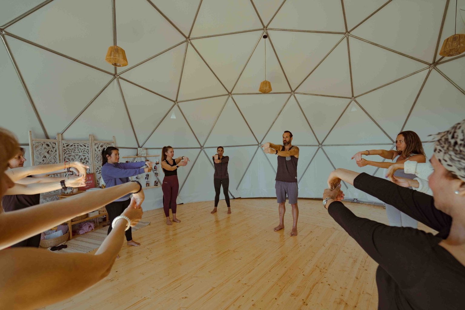 aula de yoga em grupo